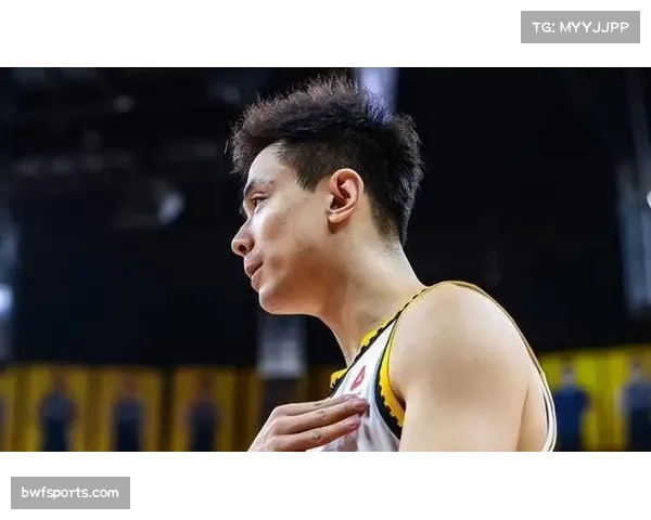 总决赛MVP赵继伟在终场哨响后，第一时间与对手拥抱致意